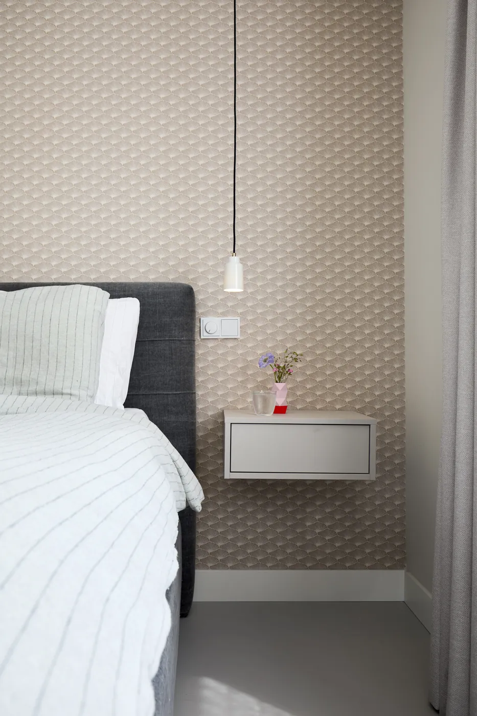 Grijze PU betonlook gietvloer in de slaapkamer