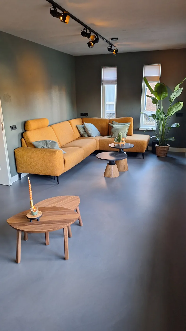 Antraciet gietvloer gecombineerd met hout en mosterdgeel
