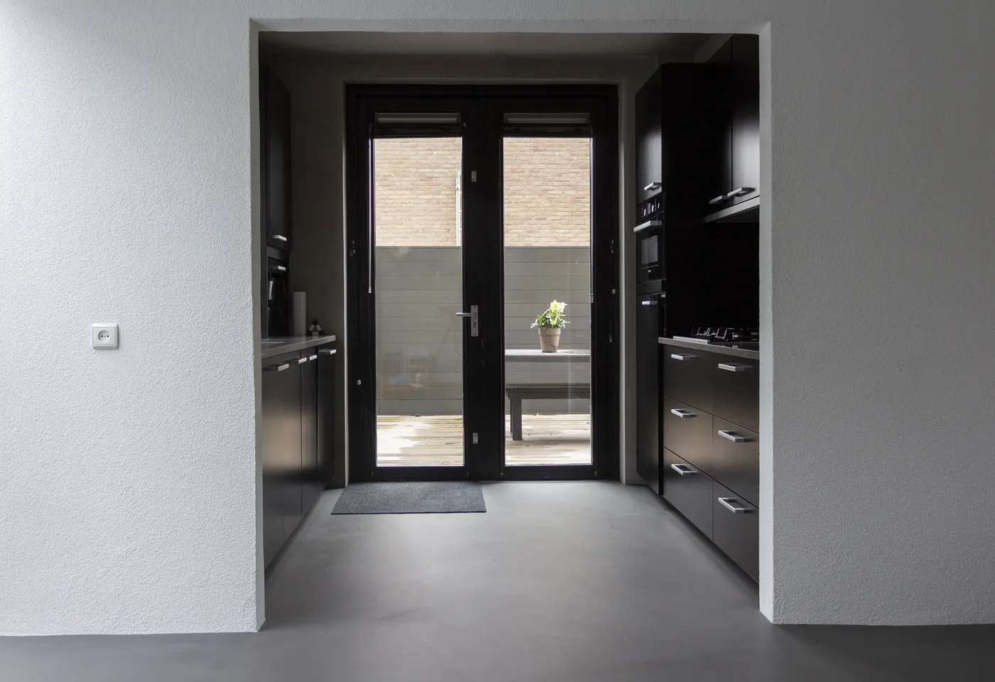 Antraciet gietvloer in een open keuken