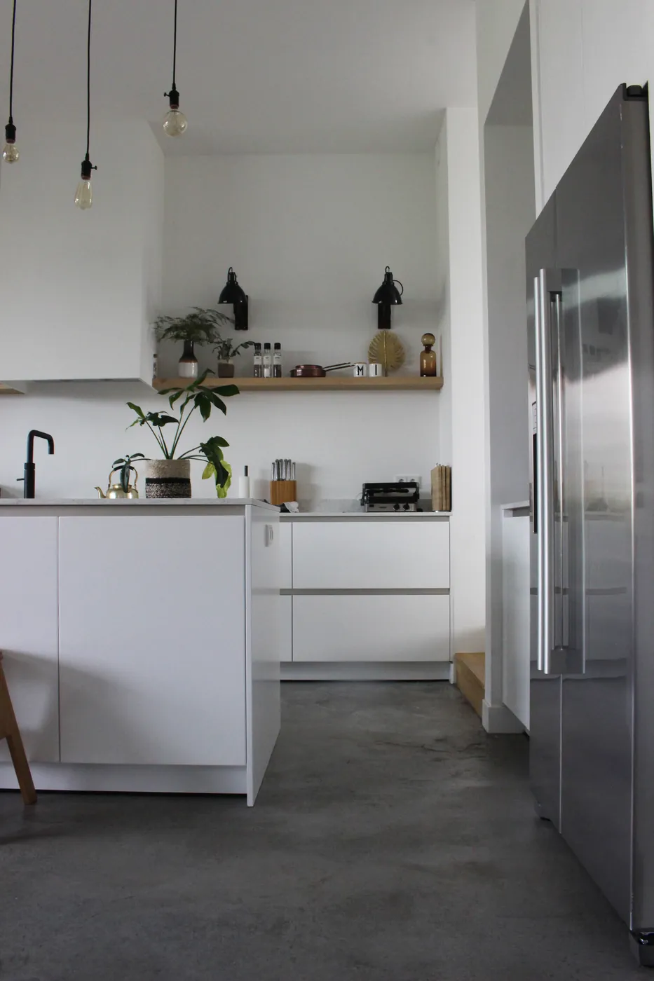 Grijze Architop-vloer in een strakke witte keuken