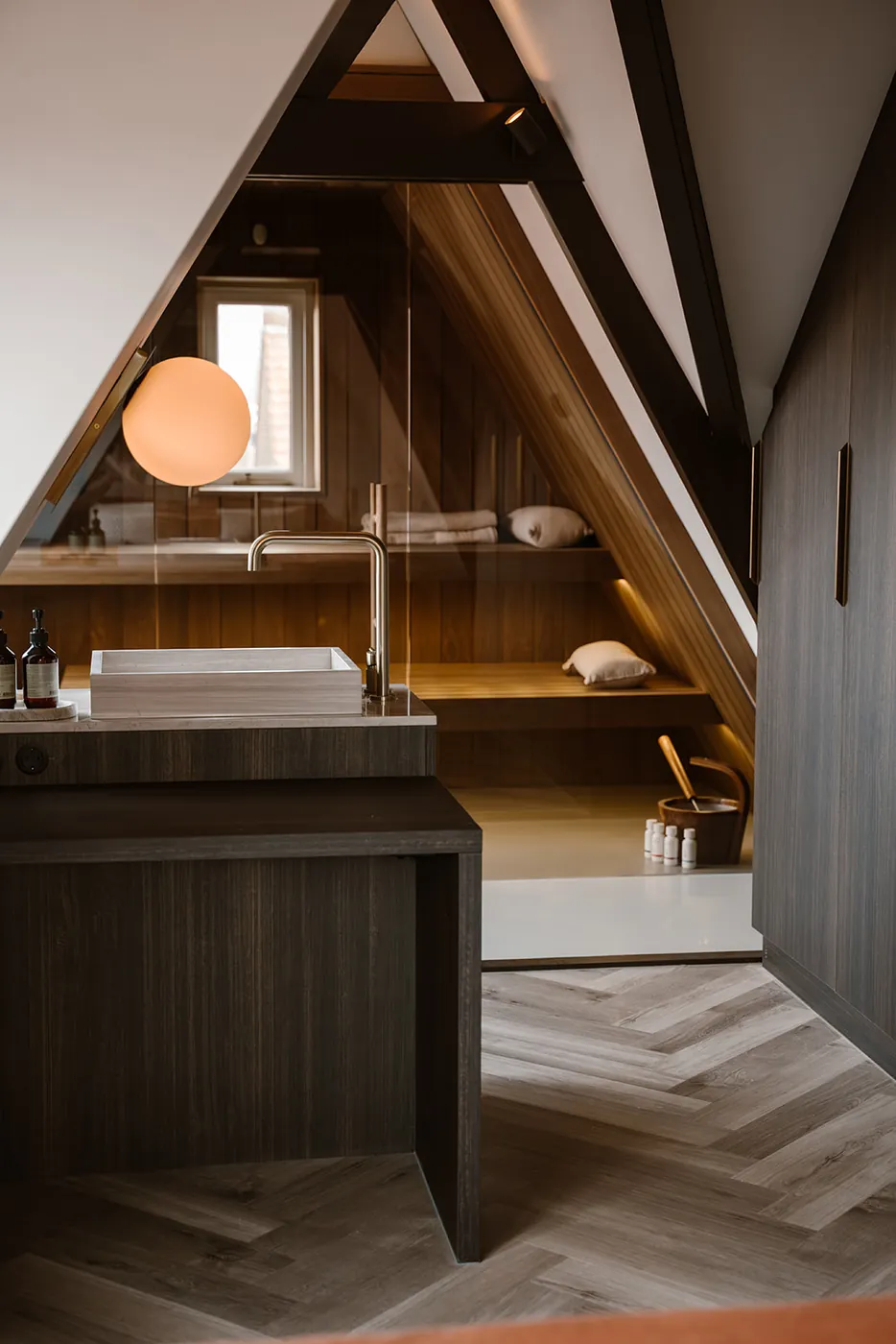 Houten wasbak met zicht op de sauna