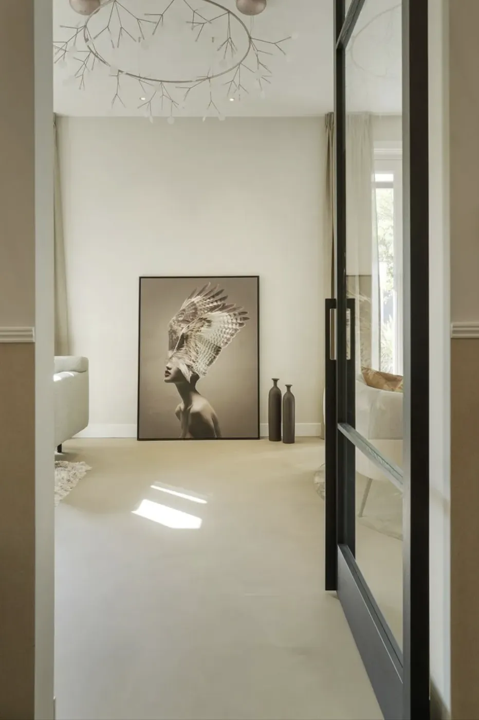 Beige gietvloer in de hal met doorkijk