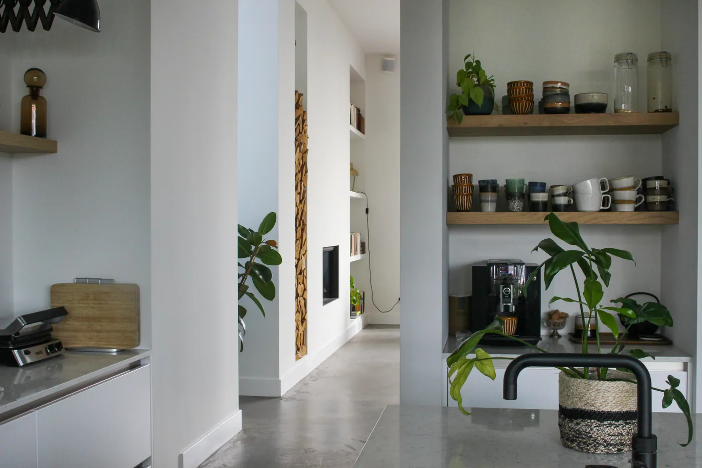 Gewolkte PU betonlook gietvloer in een keuken
