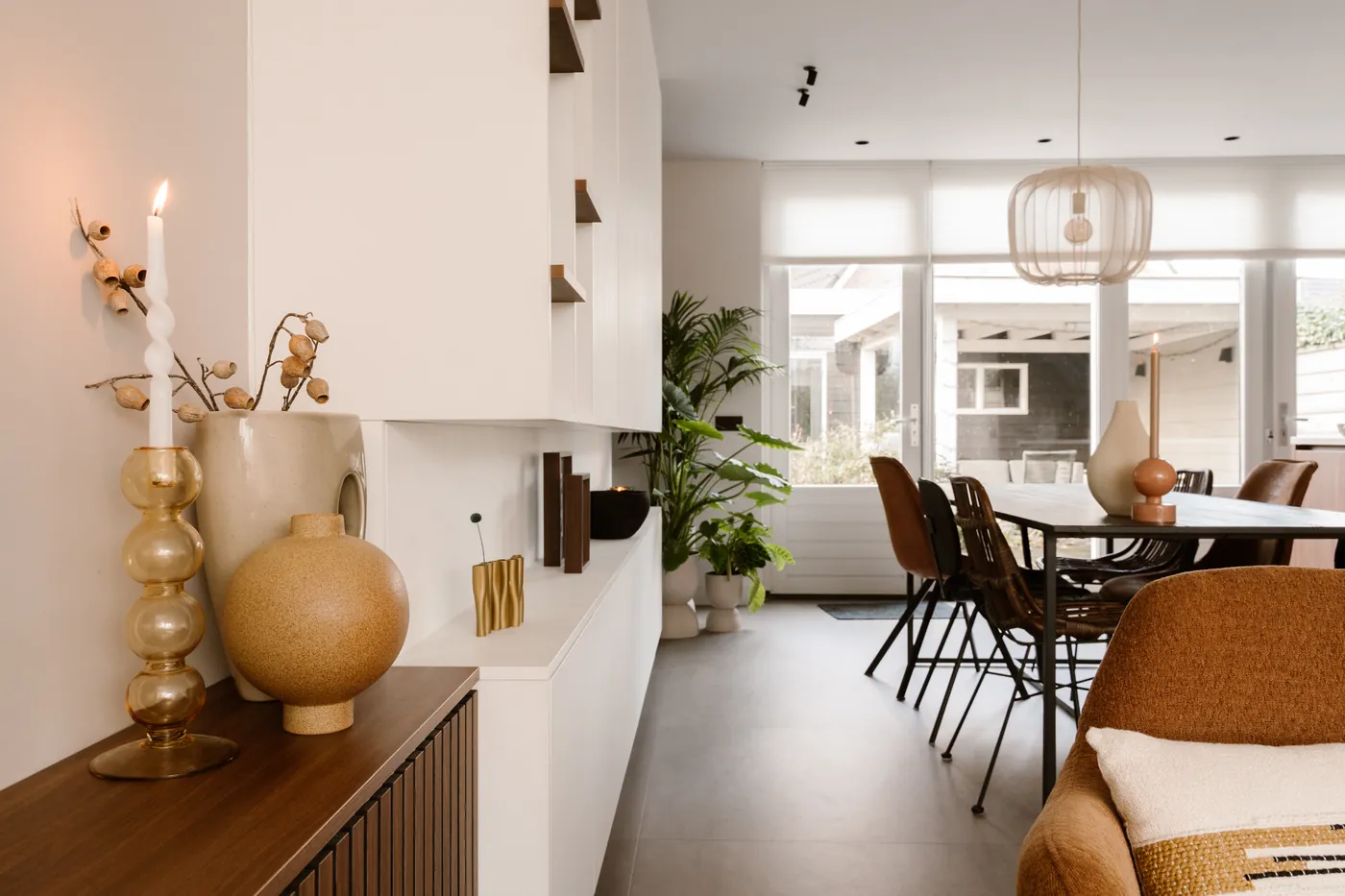 Eethoek met betonlook pvc vloer bij tuindeuren