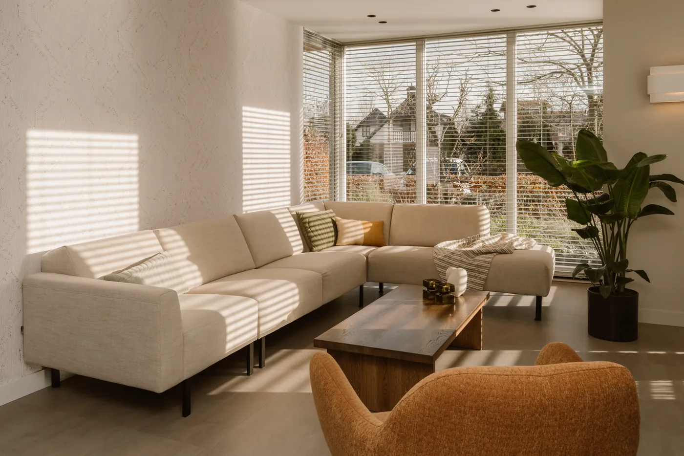 Taupe betonlook pvc vloer in de zithoek