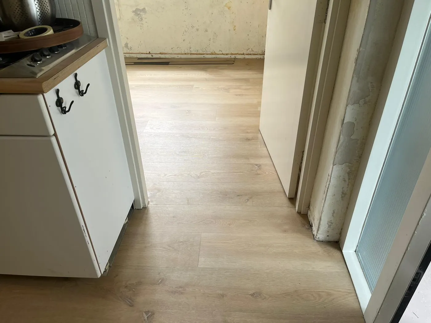 Pvc plankvloer loopt door van keuken naar gang