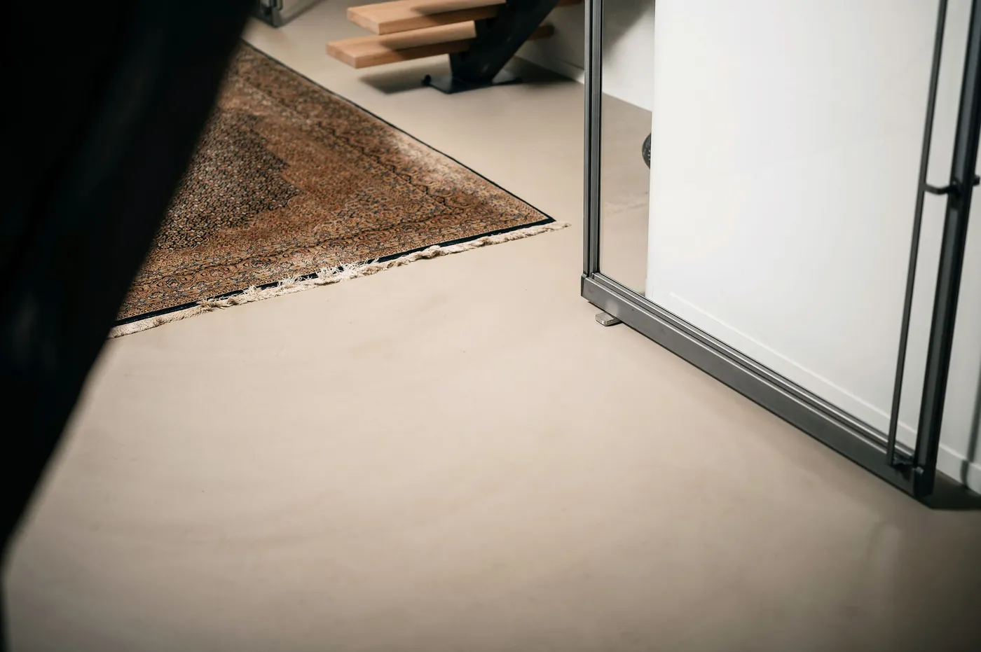 Taupe gietvloer met gewolkte structuur in hal