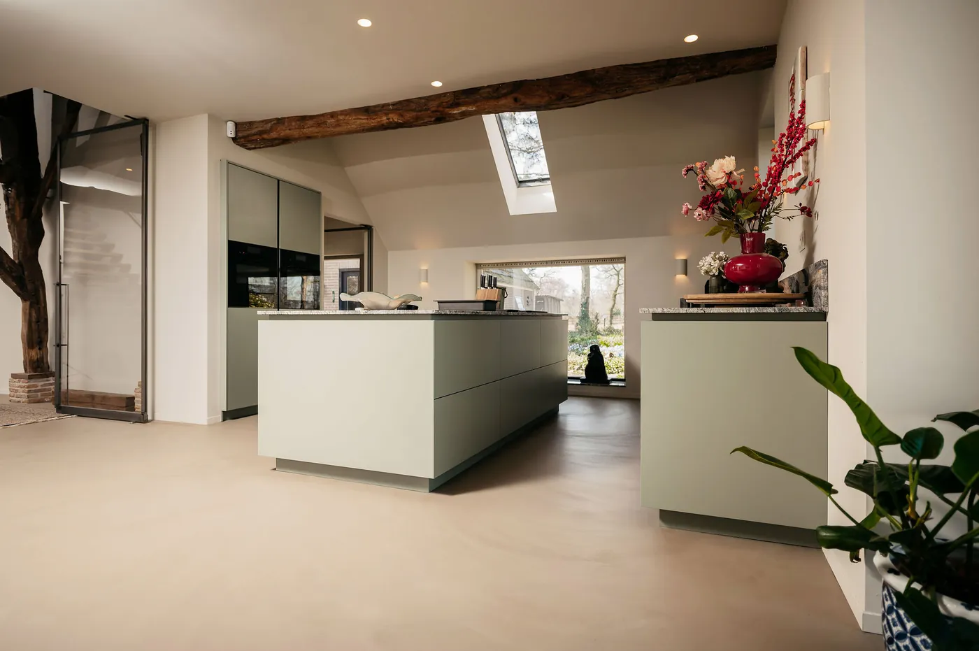 Taupe gietvloer in een keuken met kookeilanden