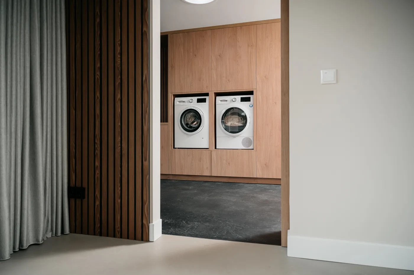 Cementgebonden gietvloer in een bijkeuken