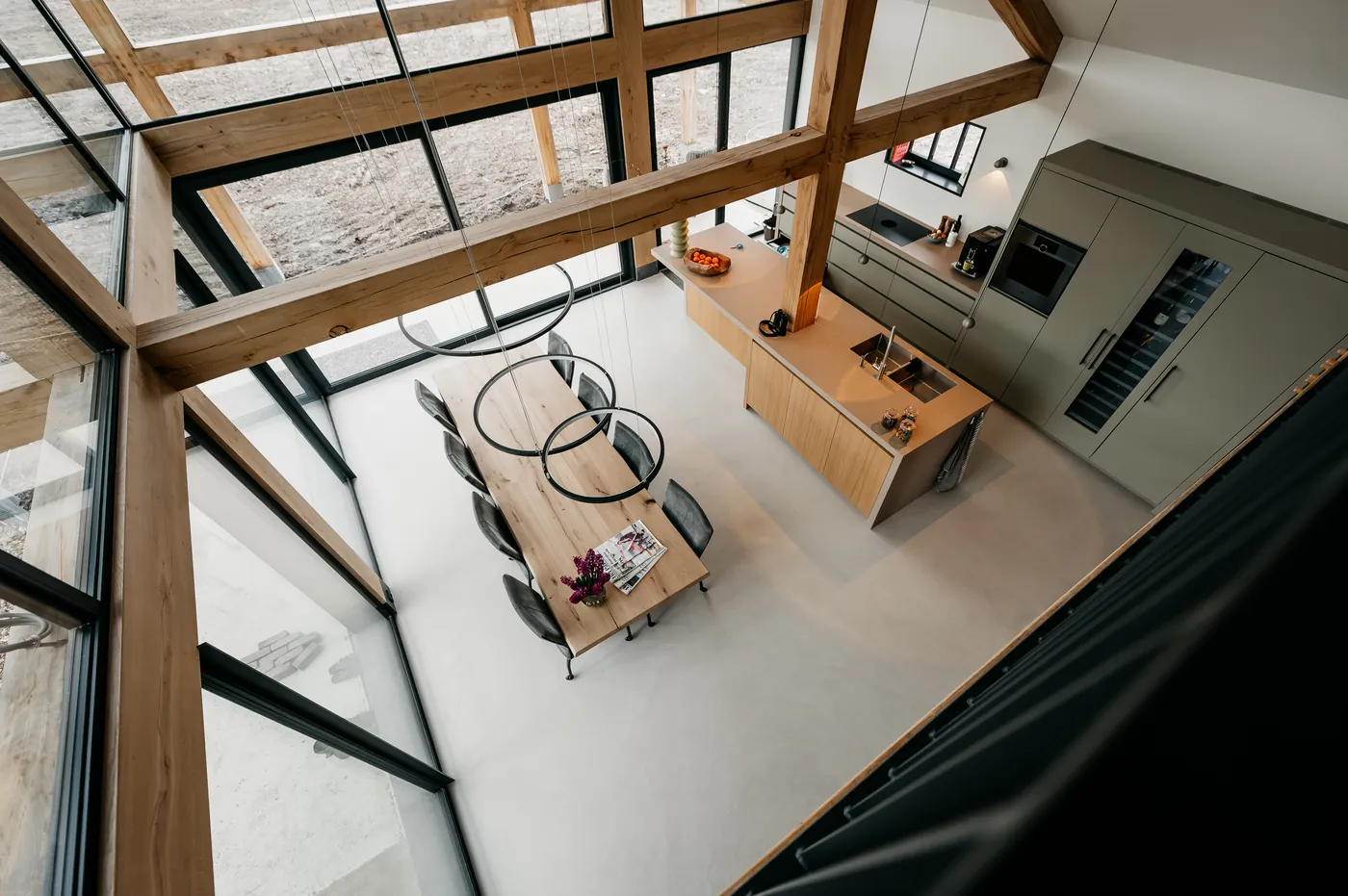 Cementgebonden gietvloer in een keuken met daklicht