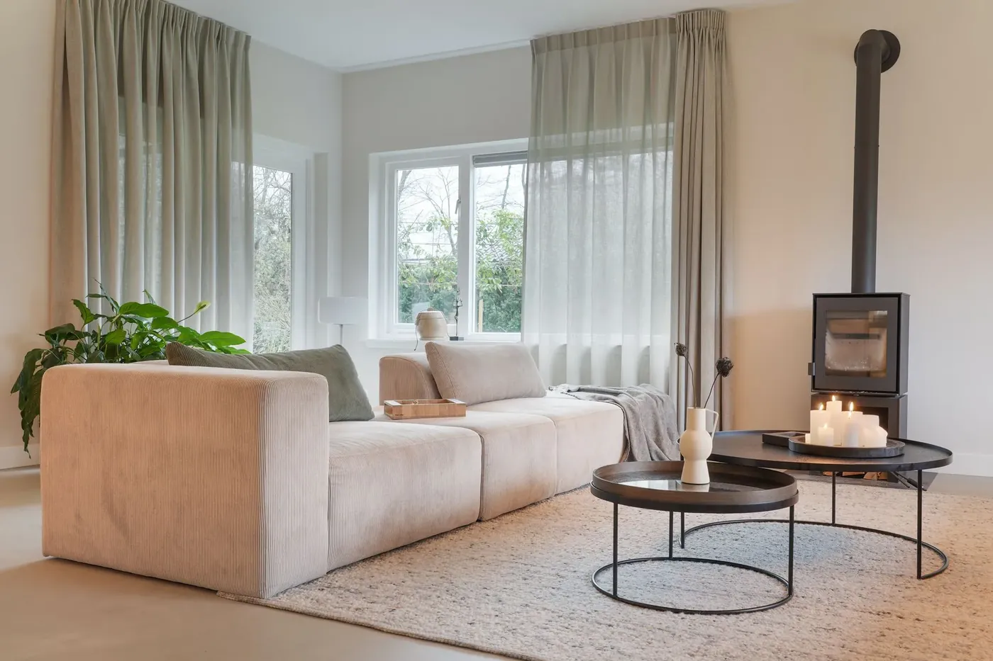 Beige gietvloer bij een houtkachel