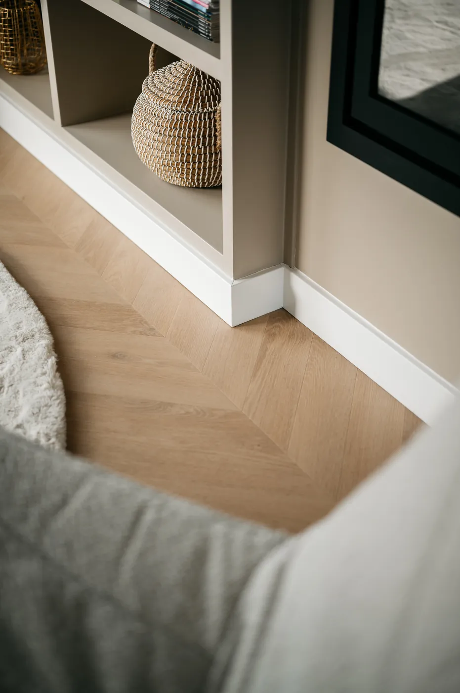 Grijsbeige pvc-visgraatvloer met landelijk uitzicht