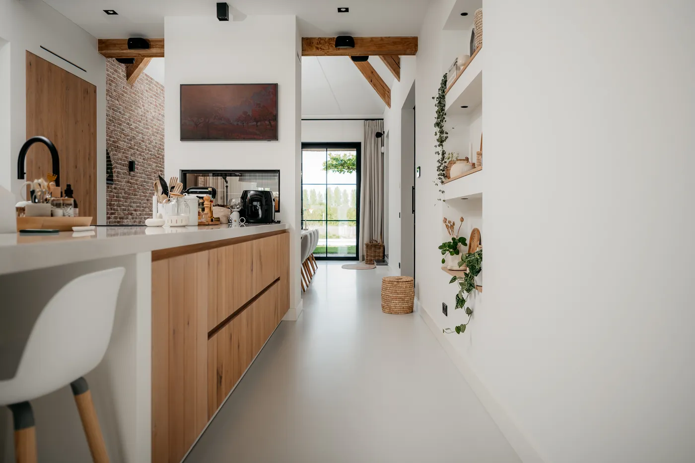 Witte gietvloer in keuken met eiken keukenblok