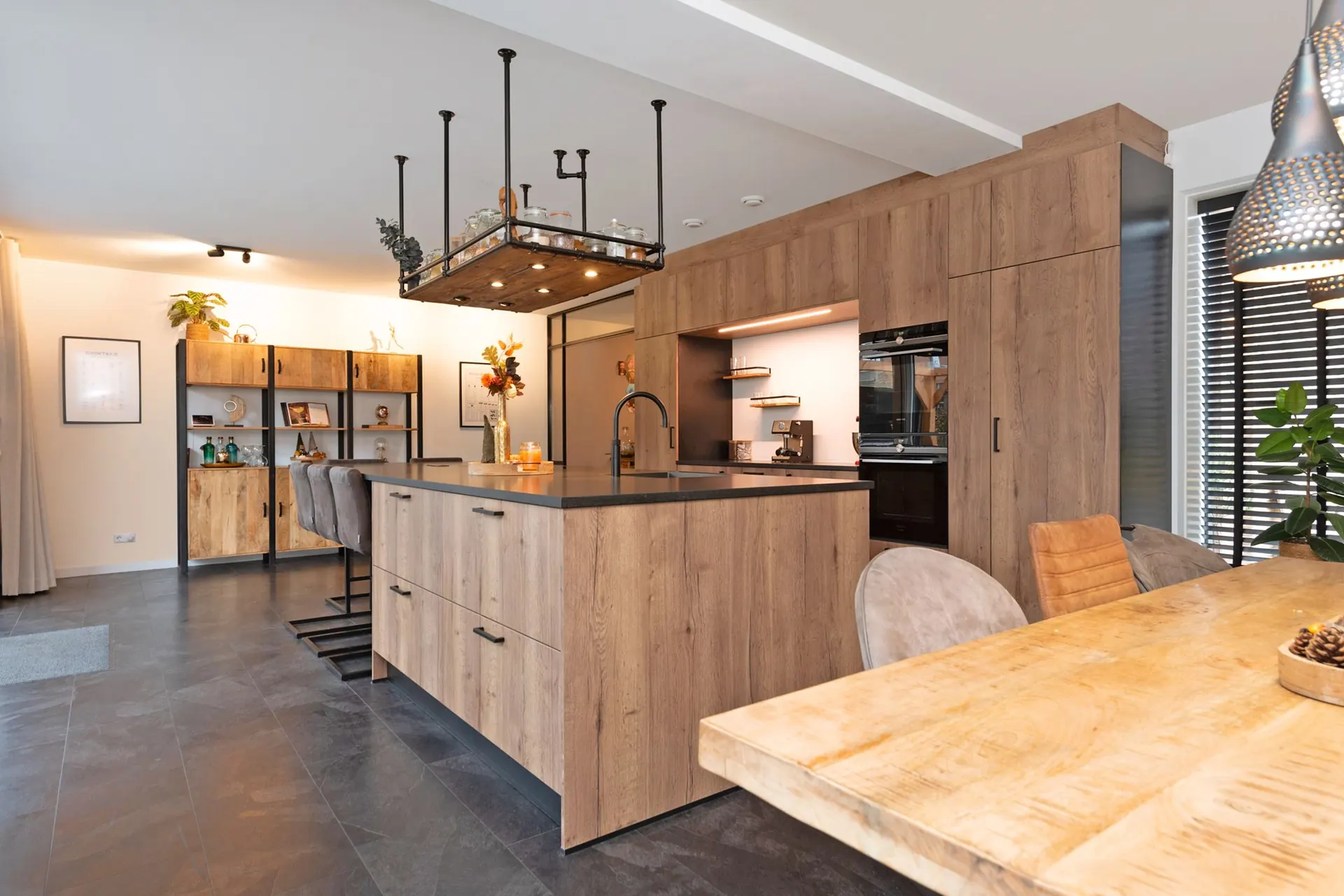 Open keuken met antraciet pvc vloer in natuursteenlook
