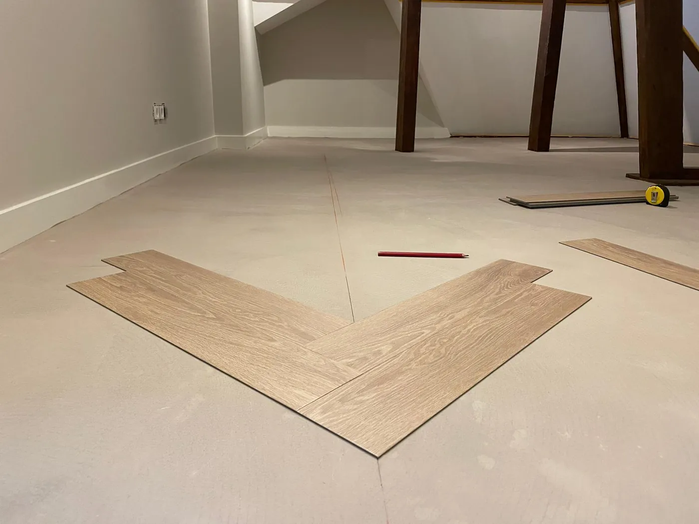 Dryback pvc planken op de geëgaliseerde ondervloer