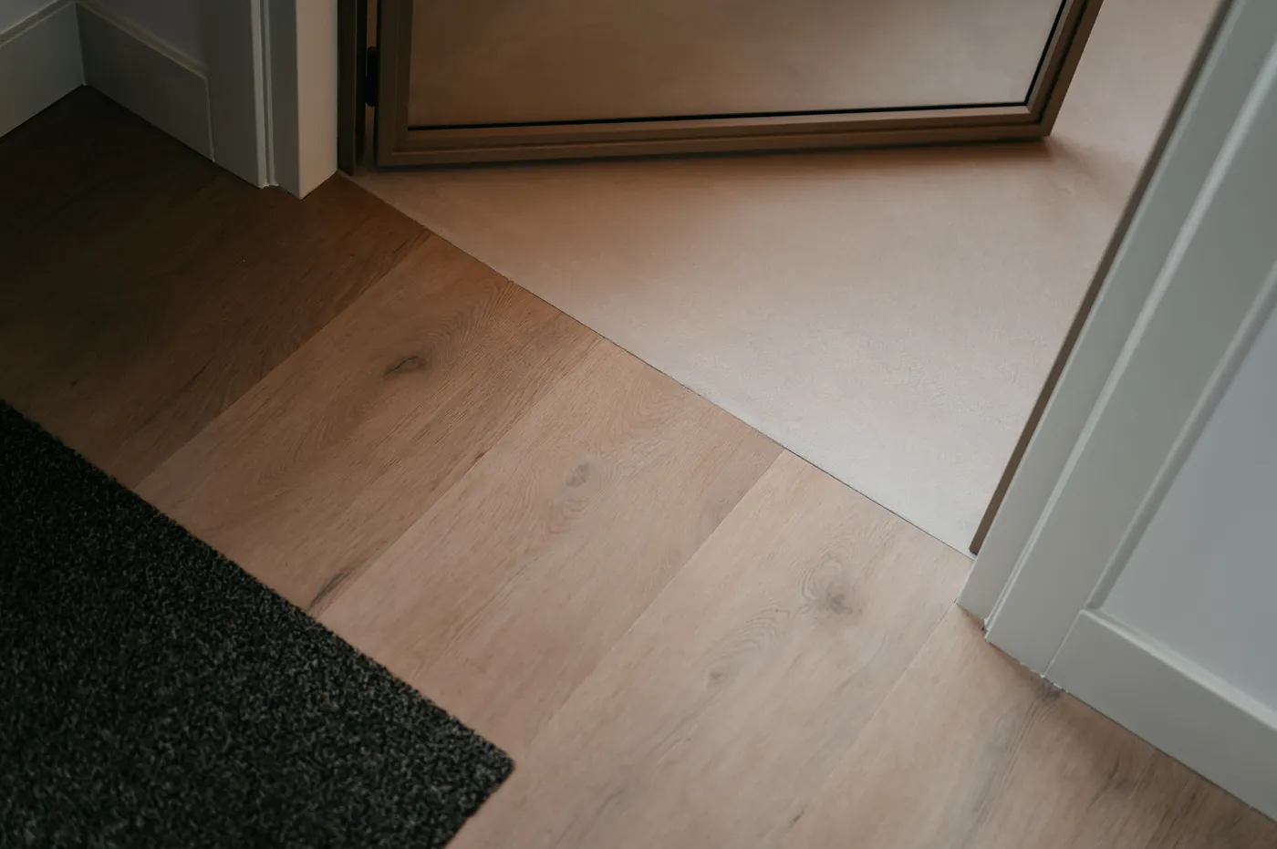 Overgang van pvc plankvloer naar gietvloer