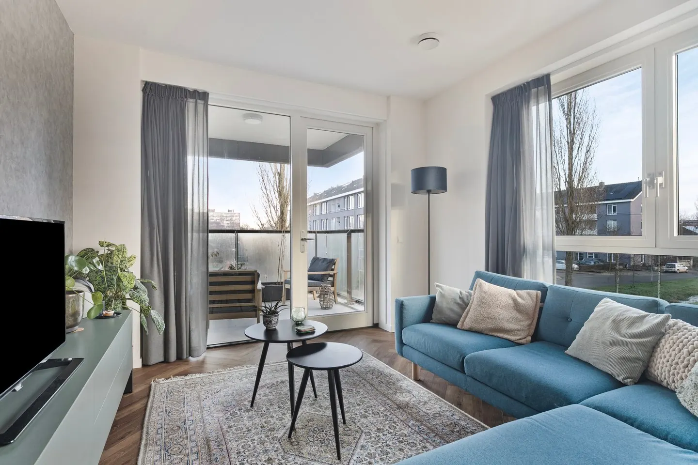 Warmbruine pvc-visgraatvloer in een woonkamer appartement
