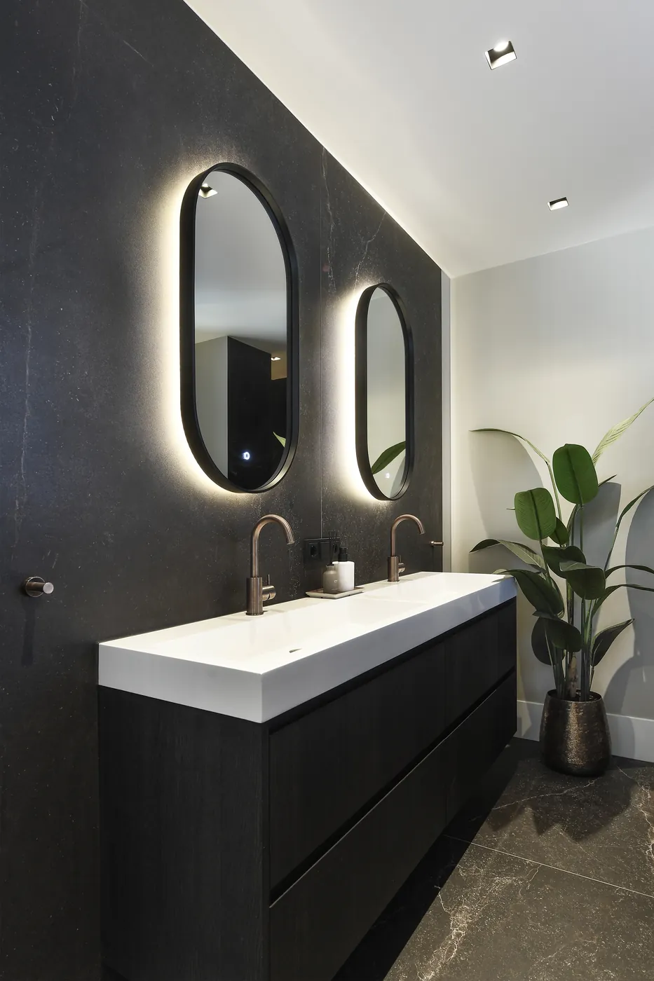 Ensuite badkamer met wastafel en sauna achter glas
