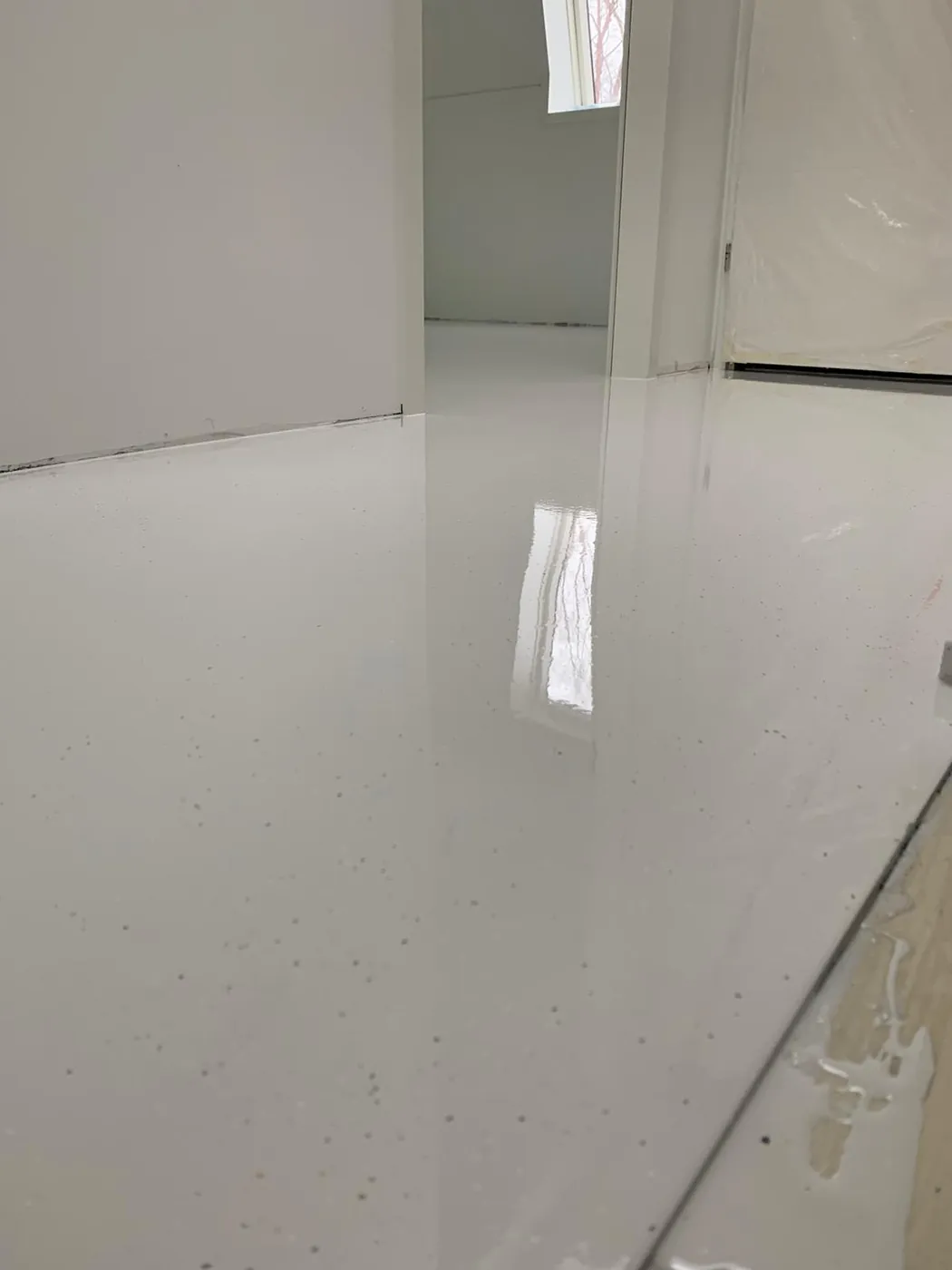 Flakes zichtbaar in een lichte gietvloer