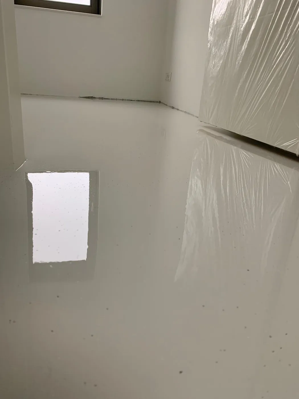 Ingestrooide flakes in een verse gietvloer