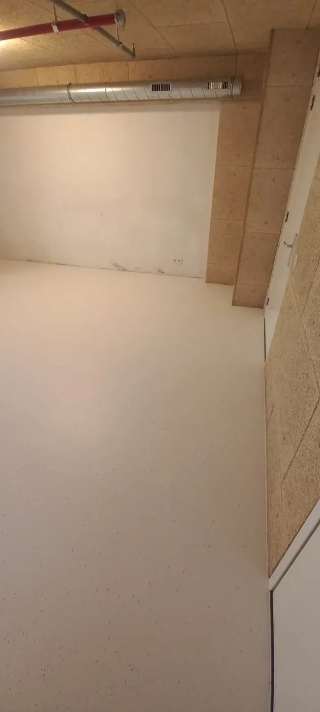 Epoxyvloer loopt naadloos door in een kelderberging