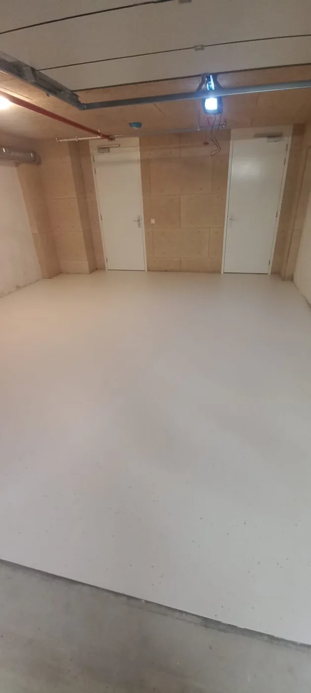 Crèmekleurige epoxyvloer in een lege garagebox