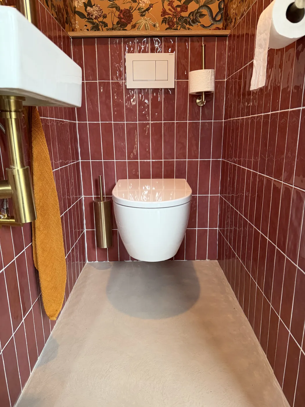 Gietvloer in het toilet zonder naden of voegen