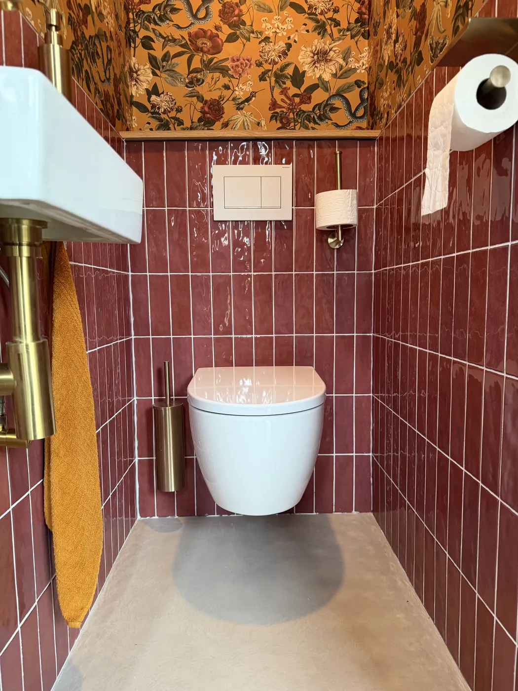 Lichtgrijze gietvloer in hal en toilet