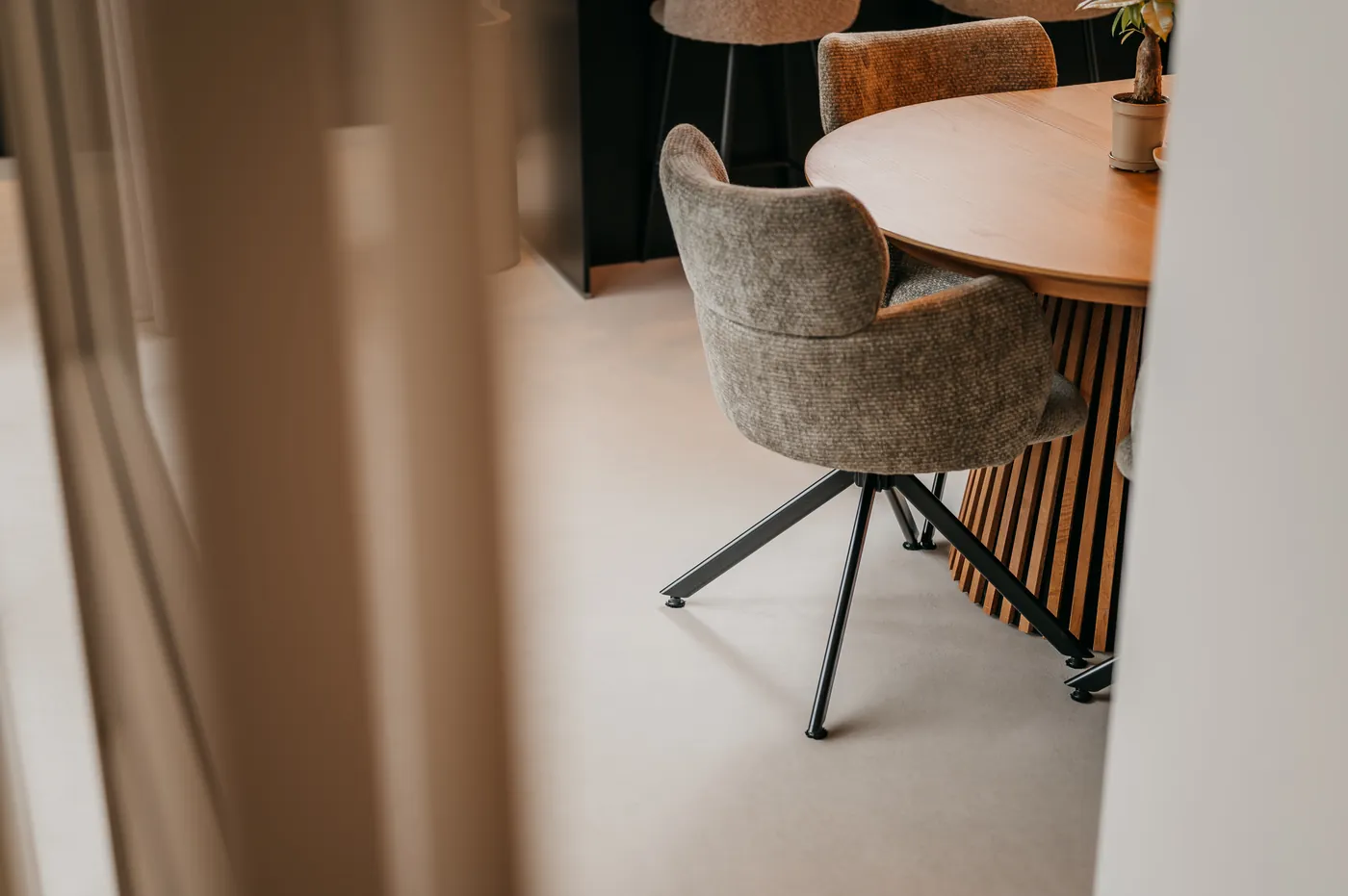 Wazig gordijn bij een eettafel op gietvloer