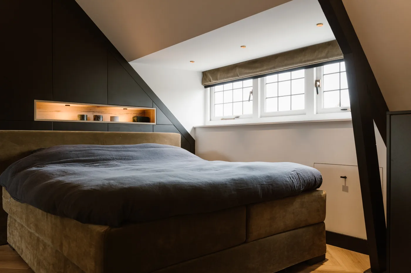 Visgraat pvc vloer in slaapkamer onder schuine kap