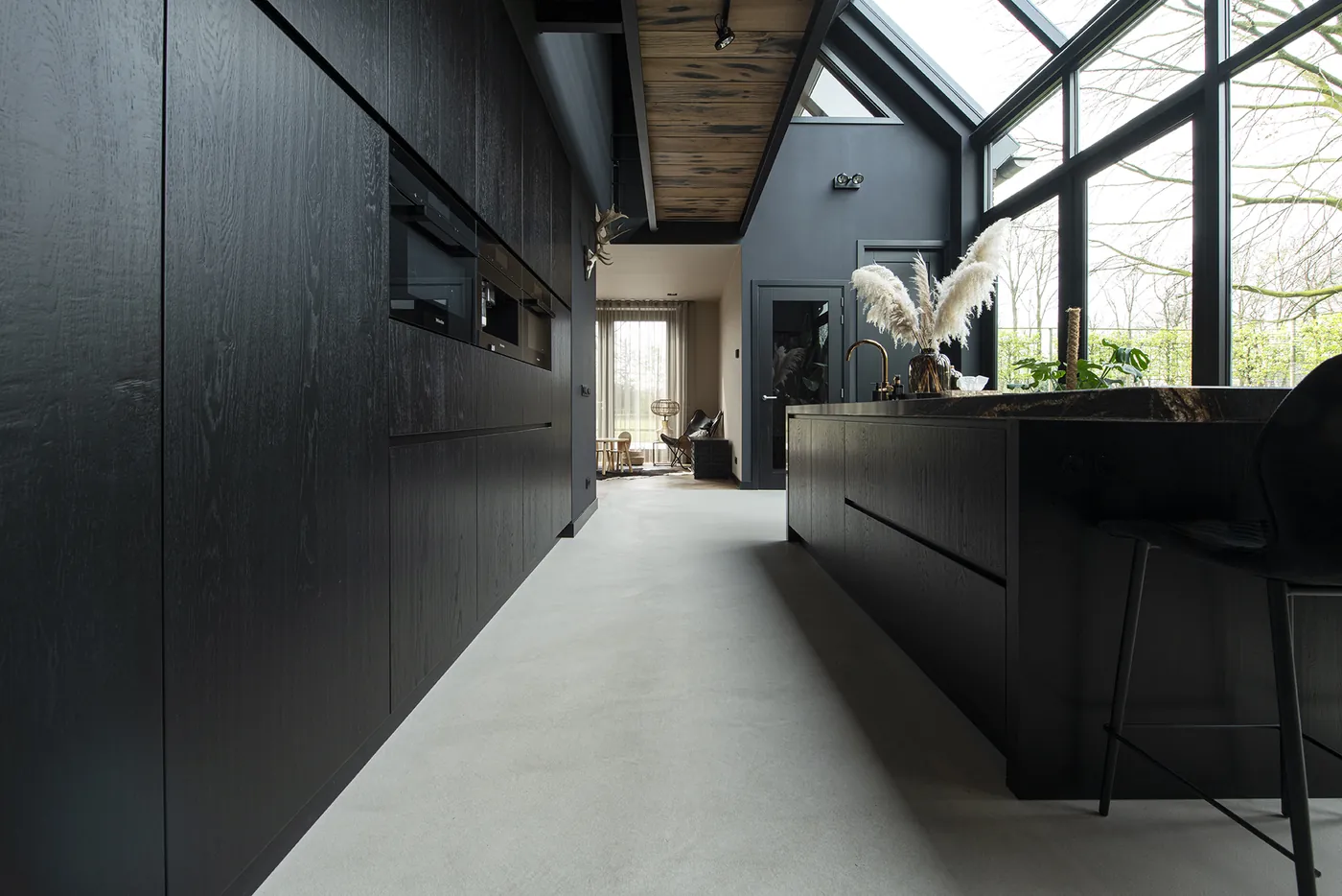 Lavasteen gietvloer bij een houten plafond