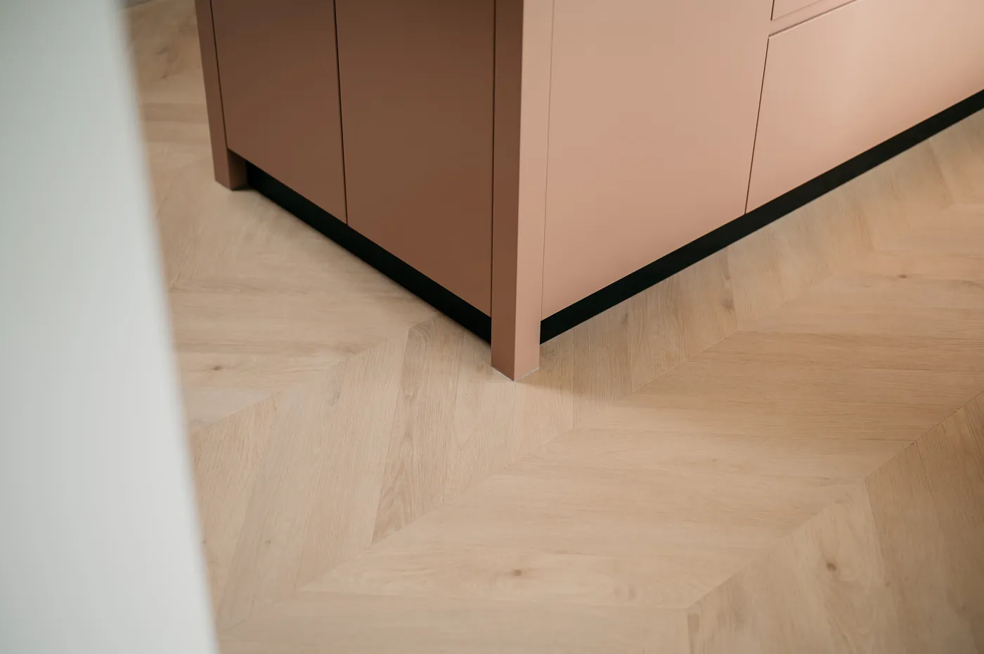 Licht eiken pvc-vloer bij een keukeneiland