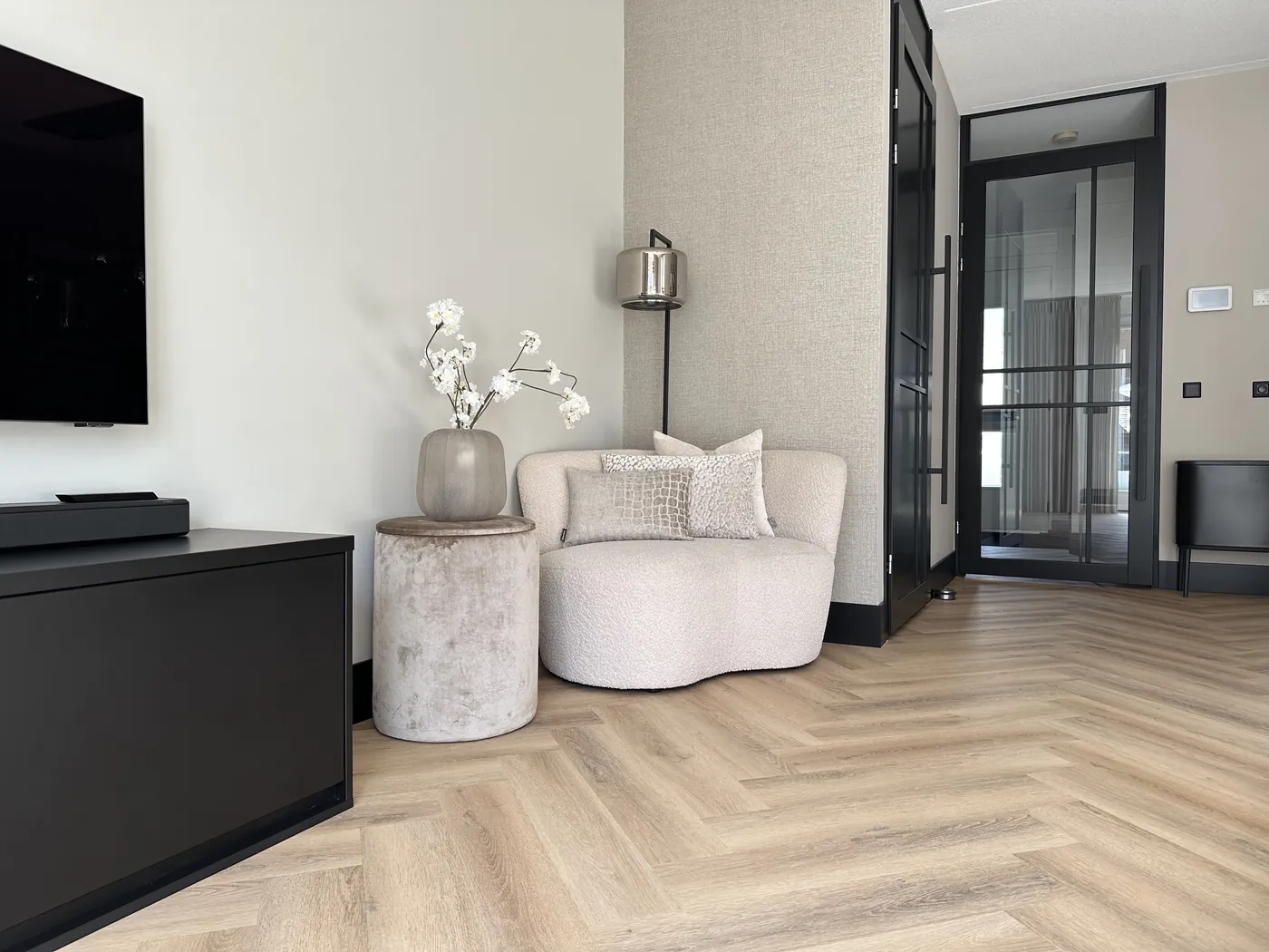 Naturel eiken pvc-visgraatvloer in de hal