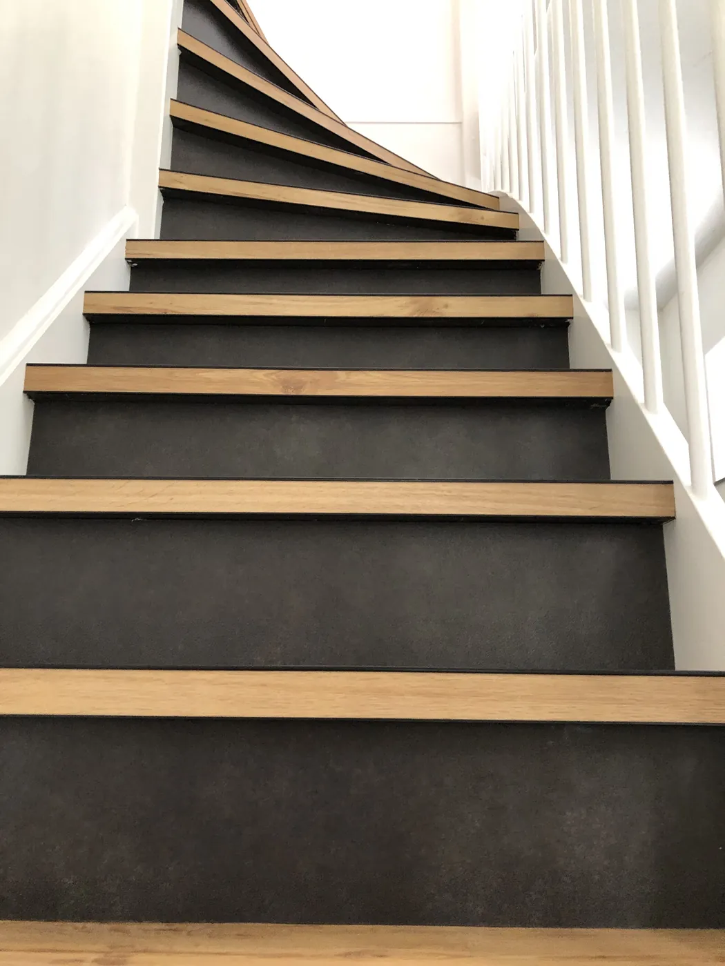 Antracietkleurige pvc-overzettreden met streepmotief
