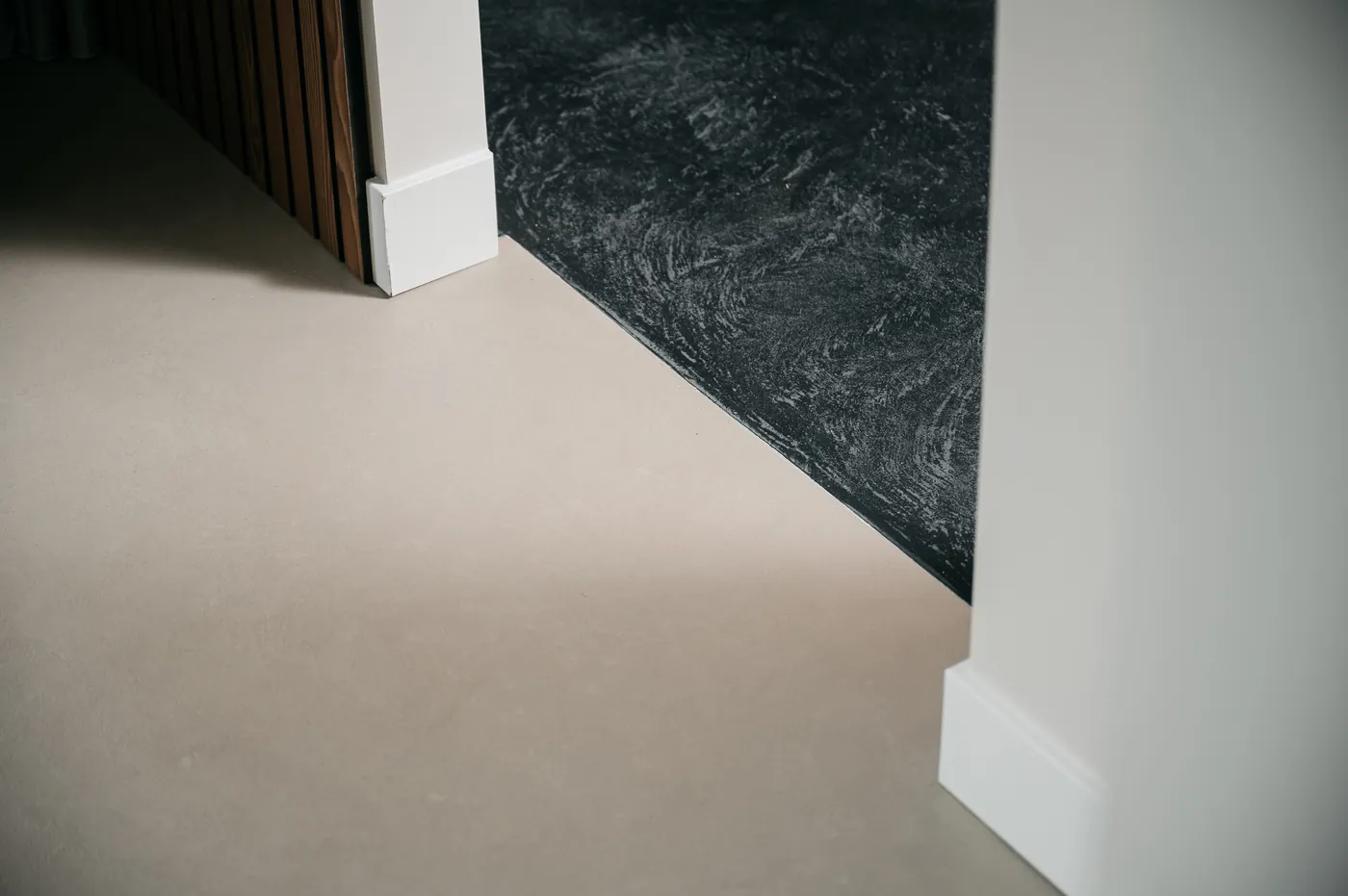 Naad tussen taupe en zwarte gietvloer