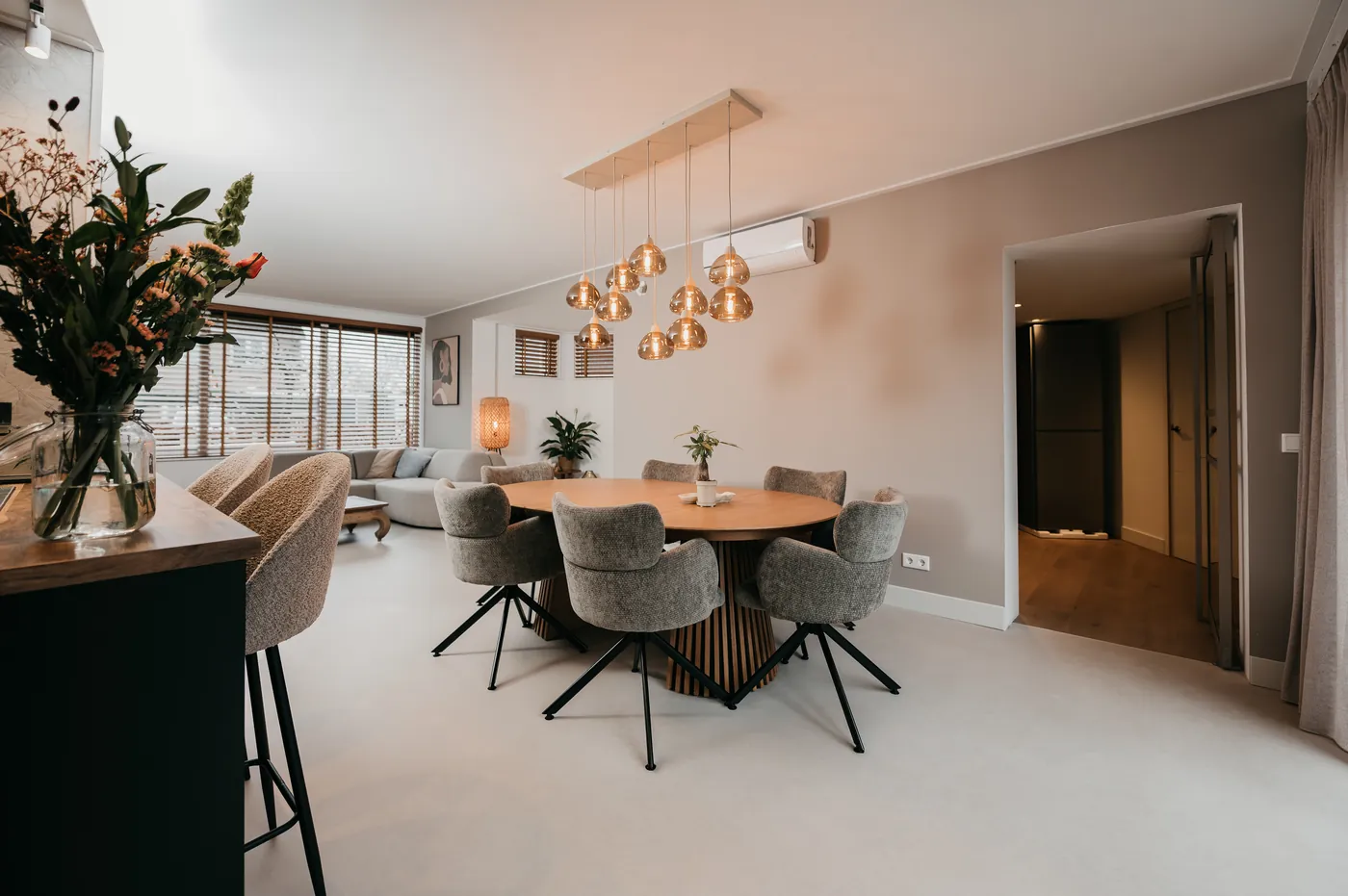 Eethoek met ronde tafel en barmeubel