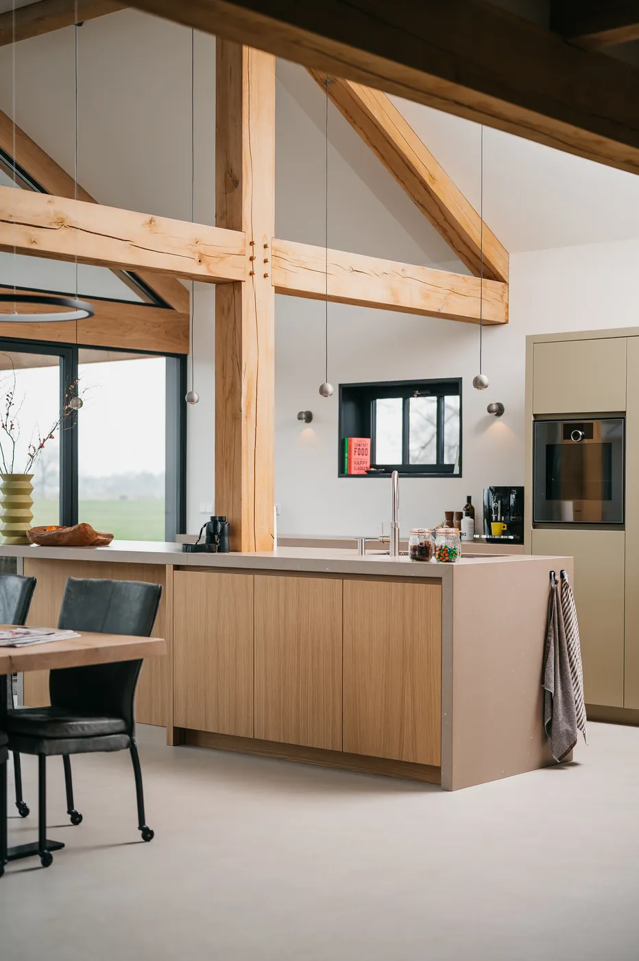 Open keuken met kookeiland en houten balken
