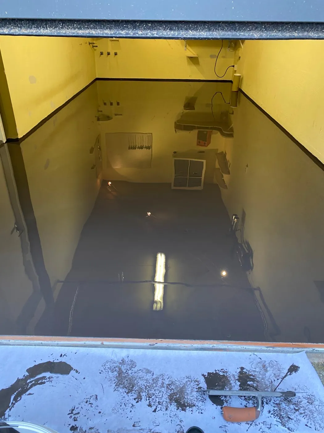 Verse epoxycoating met spaan op de ondergrond
