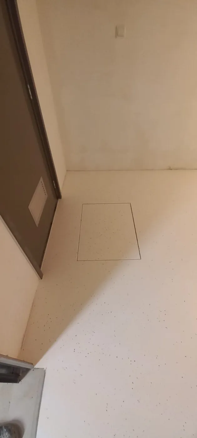 Bergingsruimte met epoxyvloer en een vlak inspectieluik