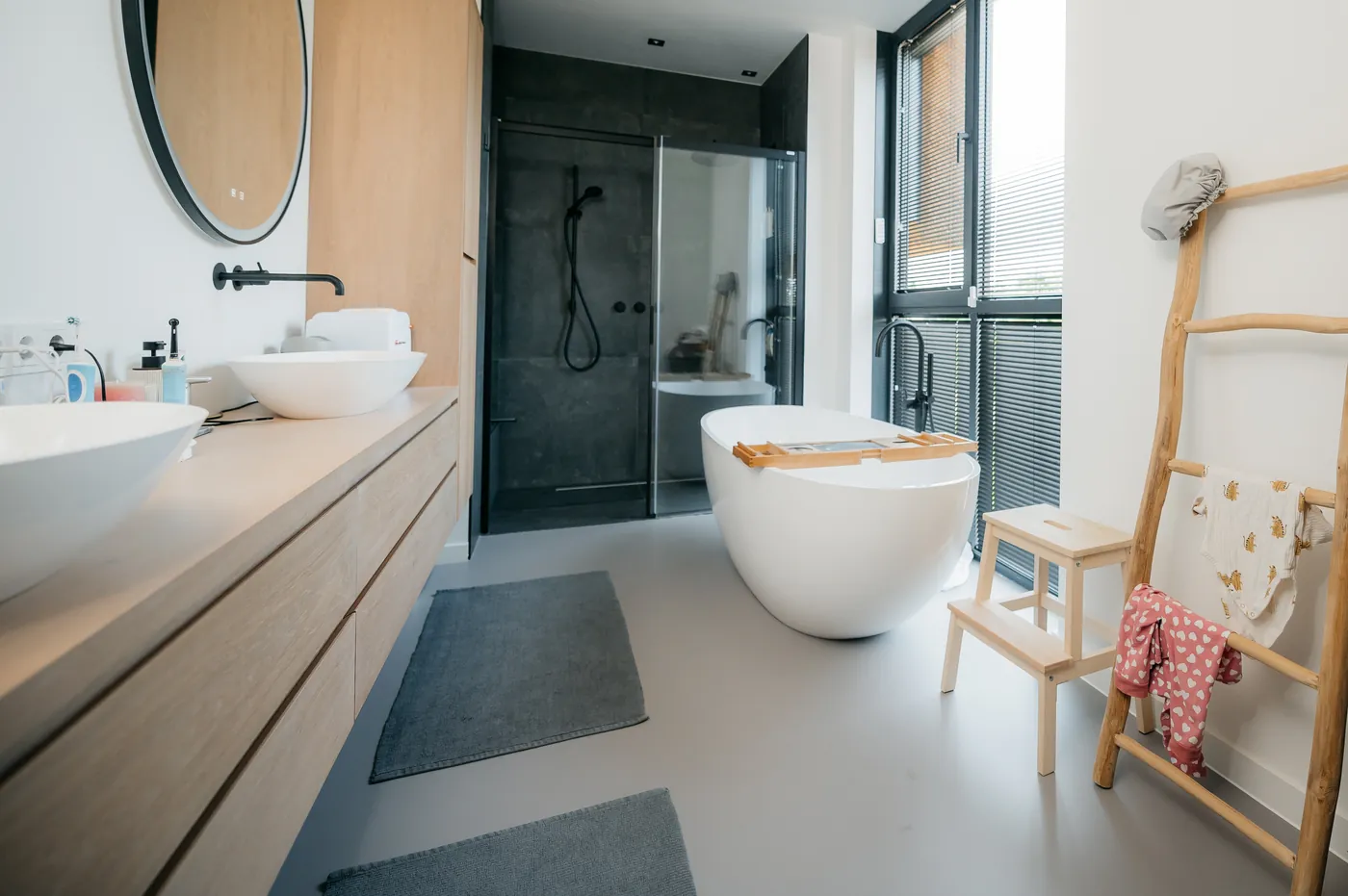 Badkamer met badmatten op een naadloze gietvloer