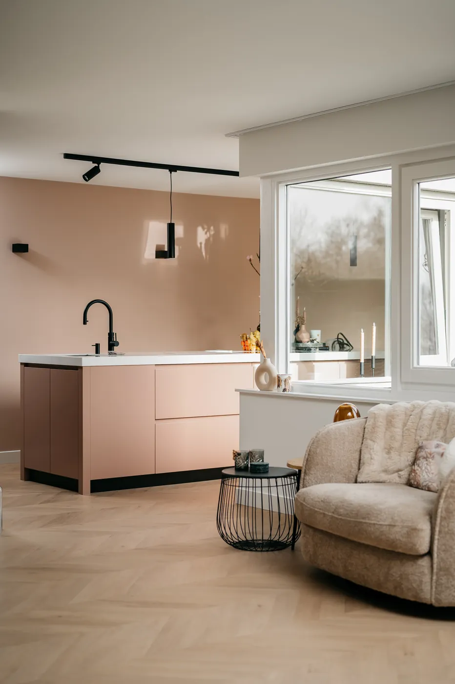 Licht eiken pvc-vloer in een open keuken