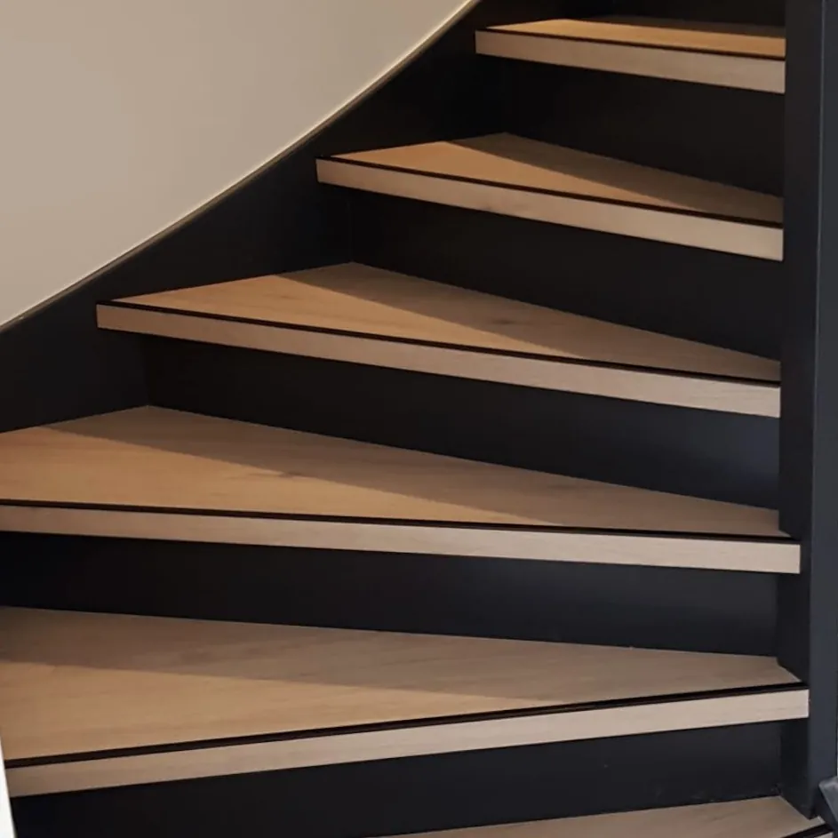 Warme eiken pvc-traptreden met zwarte randen