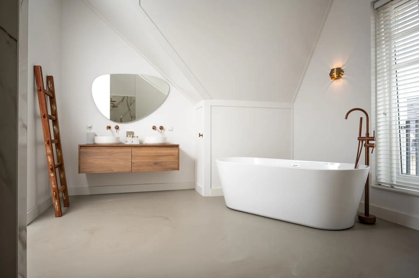 Taupe PU gietvloer in een badkamer met vrijstaand bad
