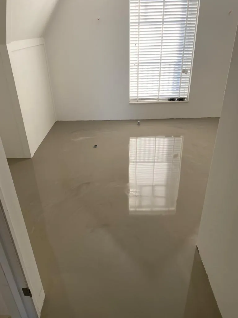 Taupe PU-gietvloer in een lege slaapkamer