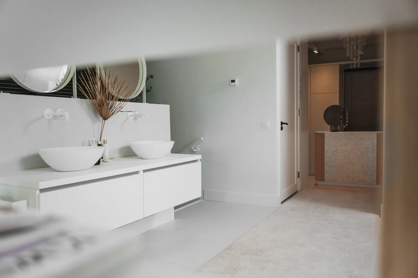Witte gietvloer in badkamer met wastafelmeubel