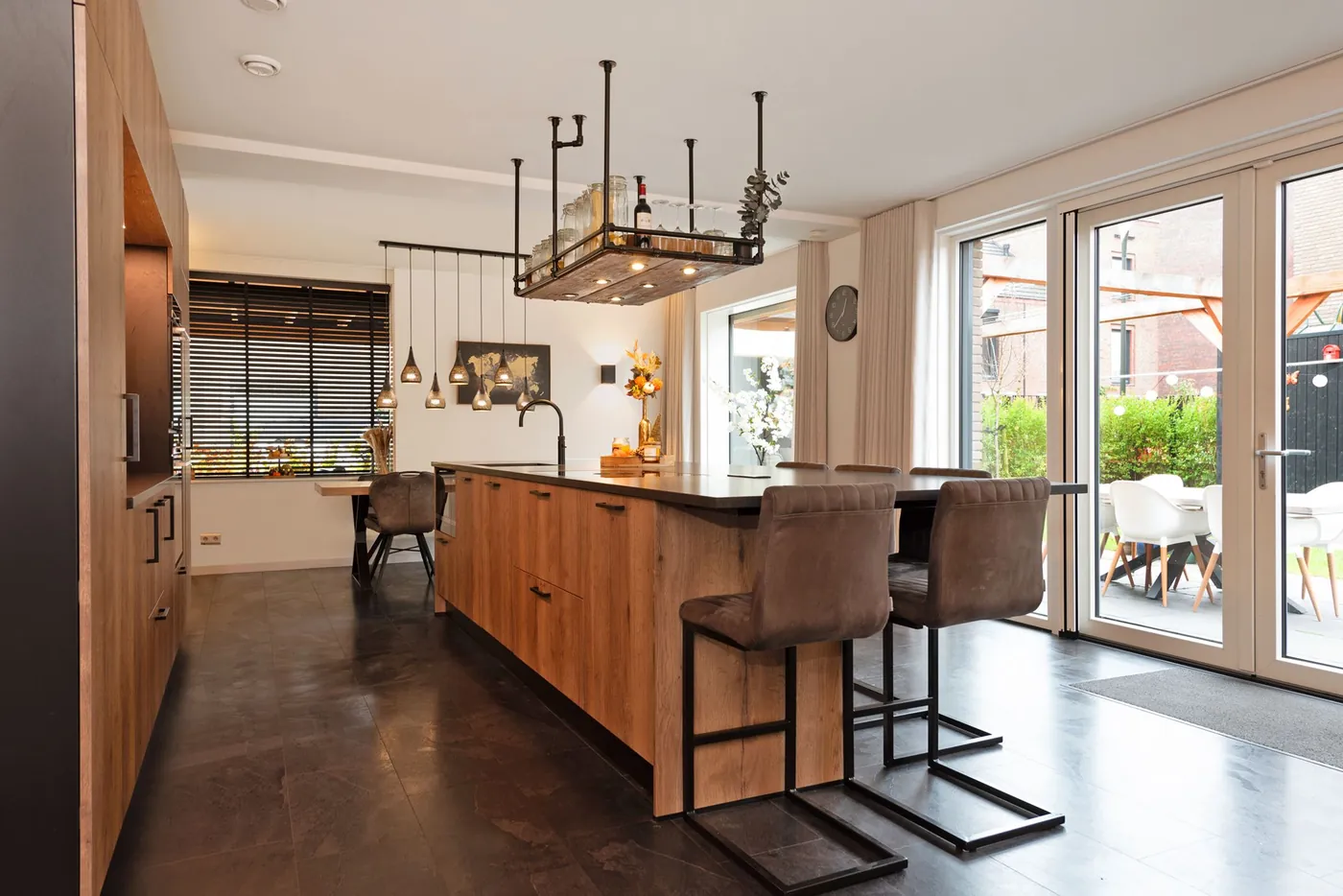 Antraciet pvc betonlook vloer in de keuken