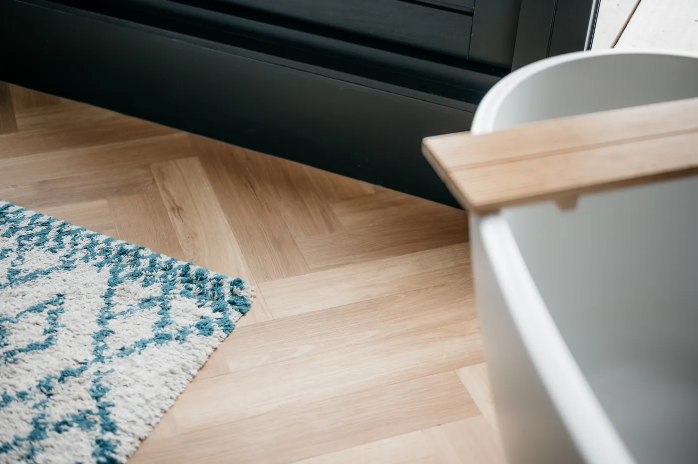 Hal met pvc vloer bij houten trap