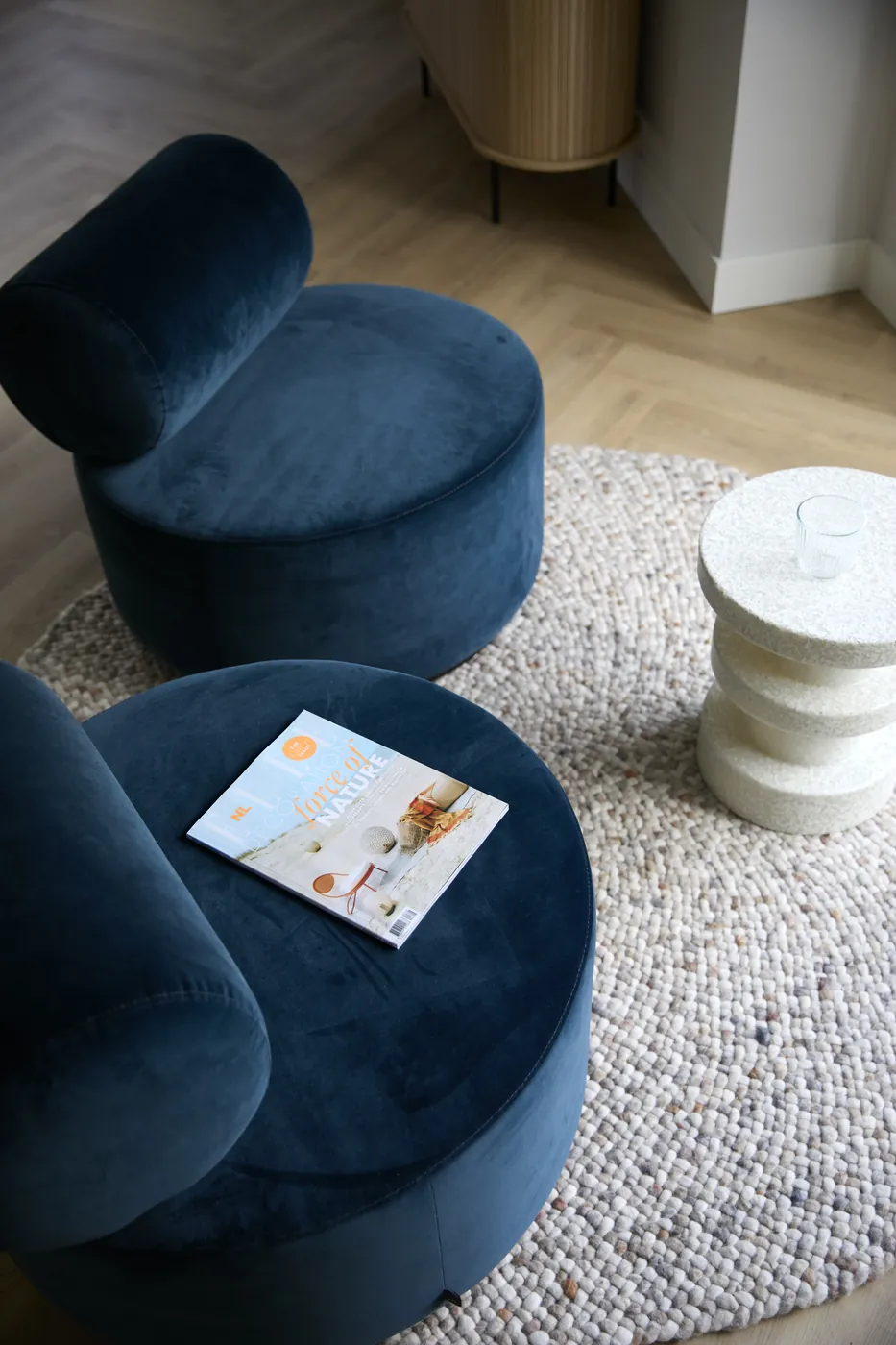 Blauwe poefs op licht eiken visgraat pvc vloer