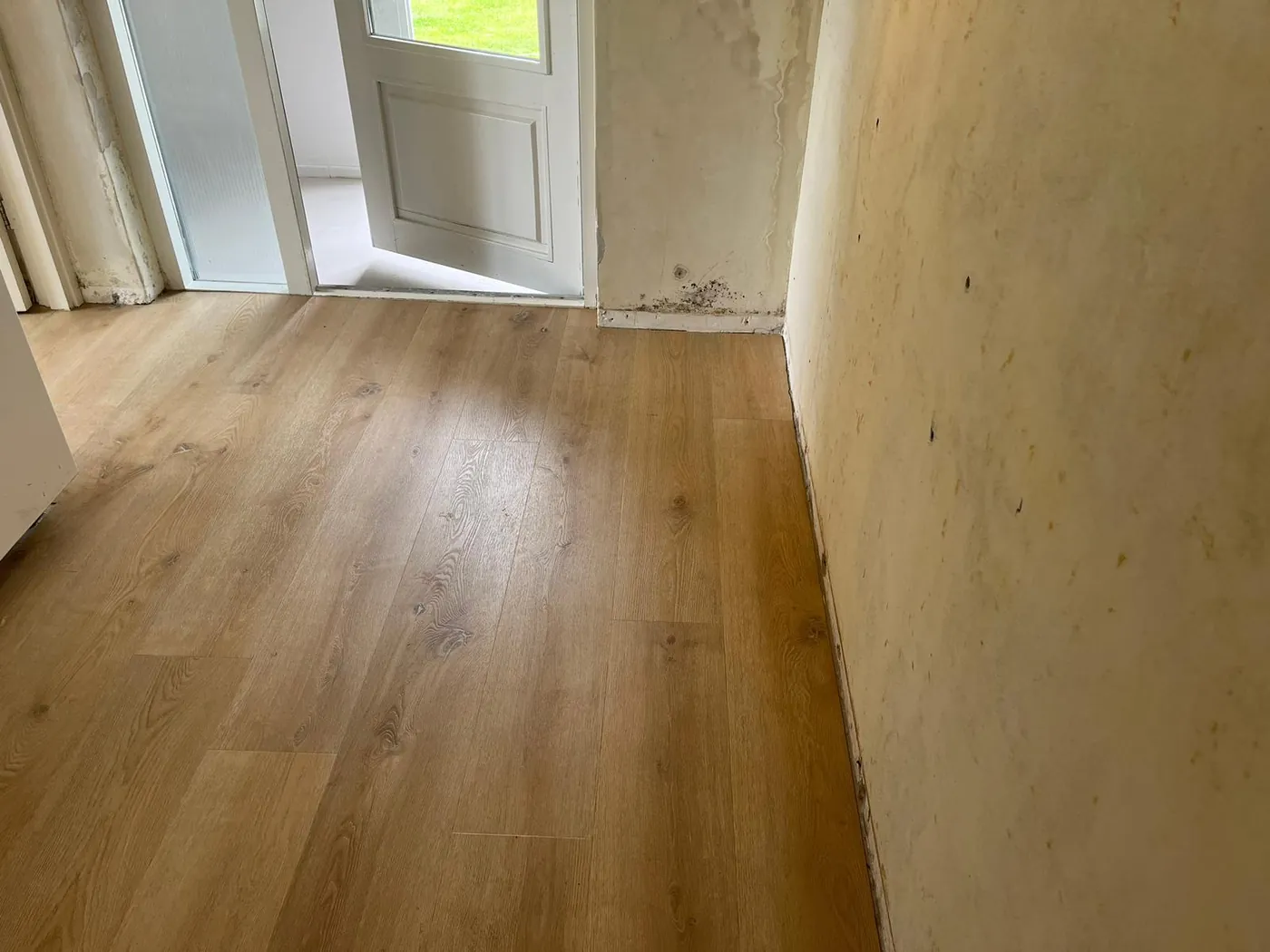 Lichte PVC planken doorgelegd tot in de hal