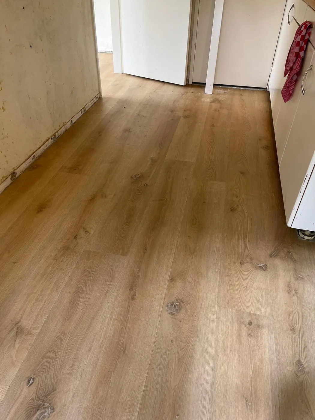 Keuken met doorkijk naar de gang op pvc vloer